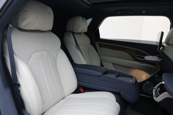 New 2025 Bentley Bentayga EWB V8 for sale $262,915 at Alfa Romeo of Greenwich in Greenwich CT 06830 28