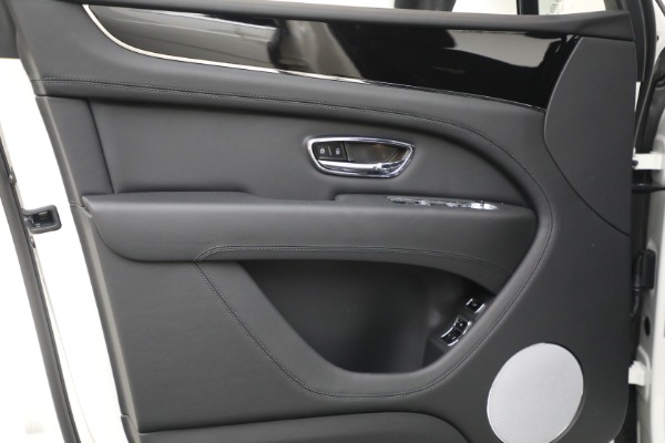 New 2025 Bentley Bentayga V8 for sale $199,900 at Alfa Romeo of Greenwich in Greenwich CT 06830 14