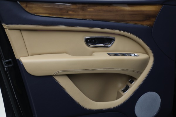 Used 2024 Bentley Bentayga EWB V8 for sale $204,900 at Alfa Romeo of Greenwich in Greenwich CT 06830 17
