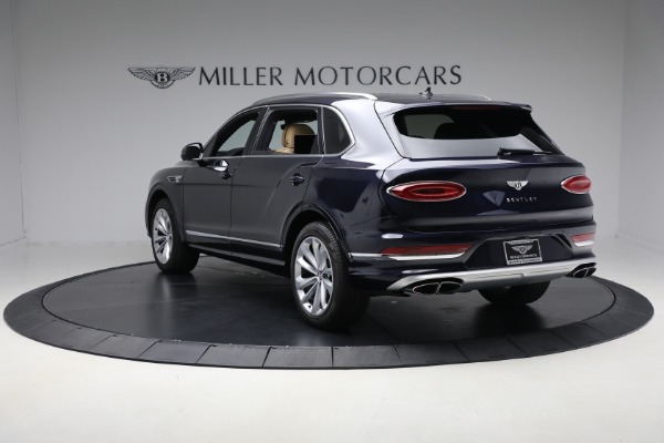 Used 2024 Bentley Bentayga EWB V8 for sale $204,900 at Alfa Romeo of Greenwich in Greenwich CT 06830 4