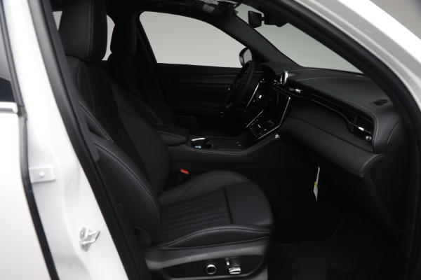 Used 2025 Maserati Grecale for sale $57,550 at Alfa Romeo of Greenwich in Greenwich CT 06830 15