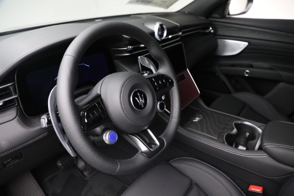 New 2025 Maserati Grecale for sale $77,466 at Alfa Romeo of Greenwich in Greenwich CT 06830 13