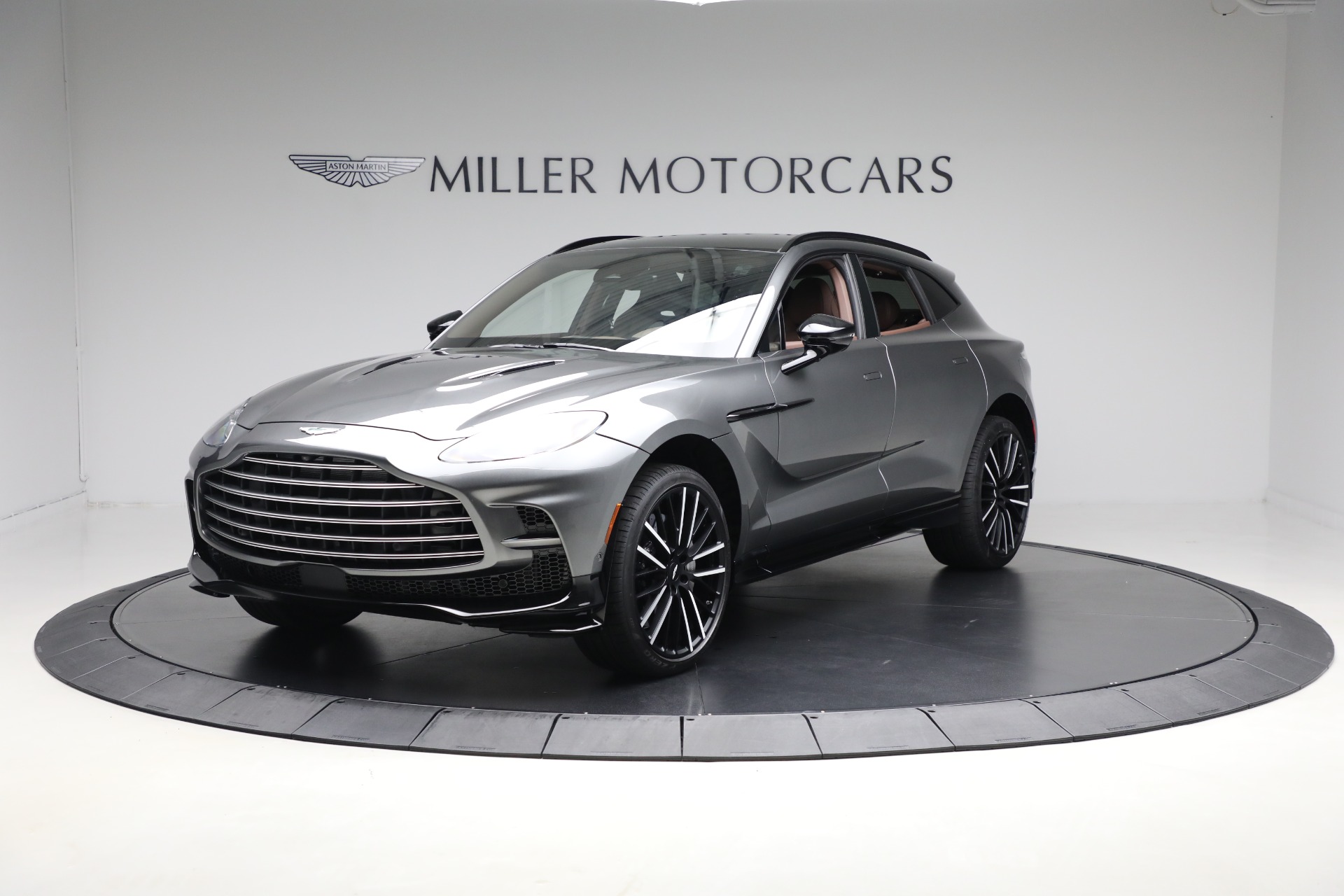2025 Aston Martin DBX