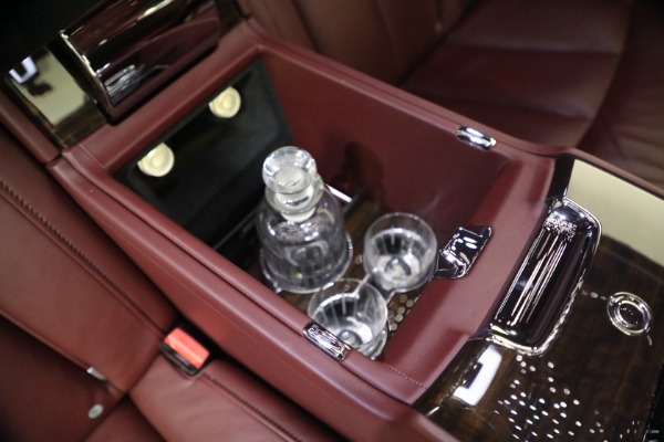 Used 2018 Rolls-Royce Phantom EWB for sale $309,900 at Alfa Romeo of Greenwich in Greenwich CT 06830 27