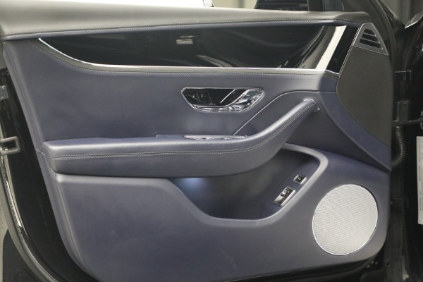 Used 2023 Bentley Flying Spur V8 for sale $143,900 at Alfa Romeo of Greenwich in Greenwich CT 06830 18