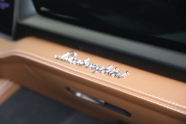 Used 2025 Lamborghini Urus SE for sale $305,900 at Alfa Romeo of Greenwich in Greenwich CT 06830 28