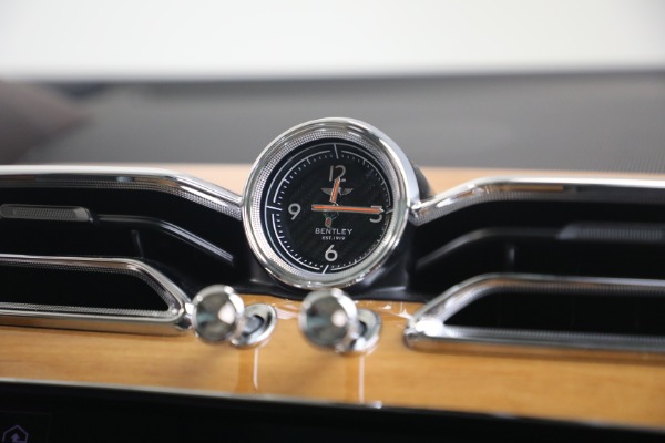 Used 2021 Bentley Bentayga V8 for sale $119,900 at Alfa Romeo of Greenwich in Greenwich CT 06830 24