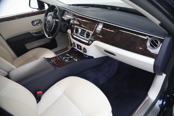Used 2014 Rolls-Royce Ghost for sale $139,900 at Alfa Romeo of Greenwich in Greenwich CT 06830 26