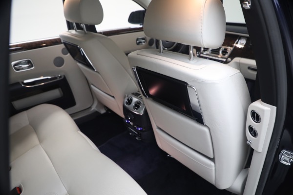 Used 2014 Rolls-Royce Ghost for sale $139,900 at Alfa Romeo of Greenwich in Greenwich CT 06830 27