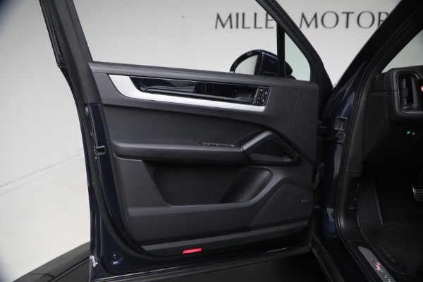 Used 2024 Porsche Cayenne S for sale $79,900 at Alfa Romeo of Greenwich in Greenwich CT 06830 28