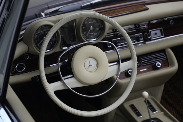 Used 1971 Mercedes-Benz 280SE 3.5 Cabriolet for sale $475,000 at Alfa Romeo of Greenwich in Greenwich CT 06830 23