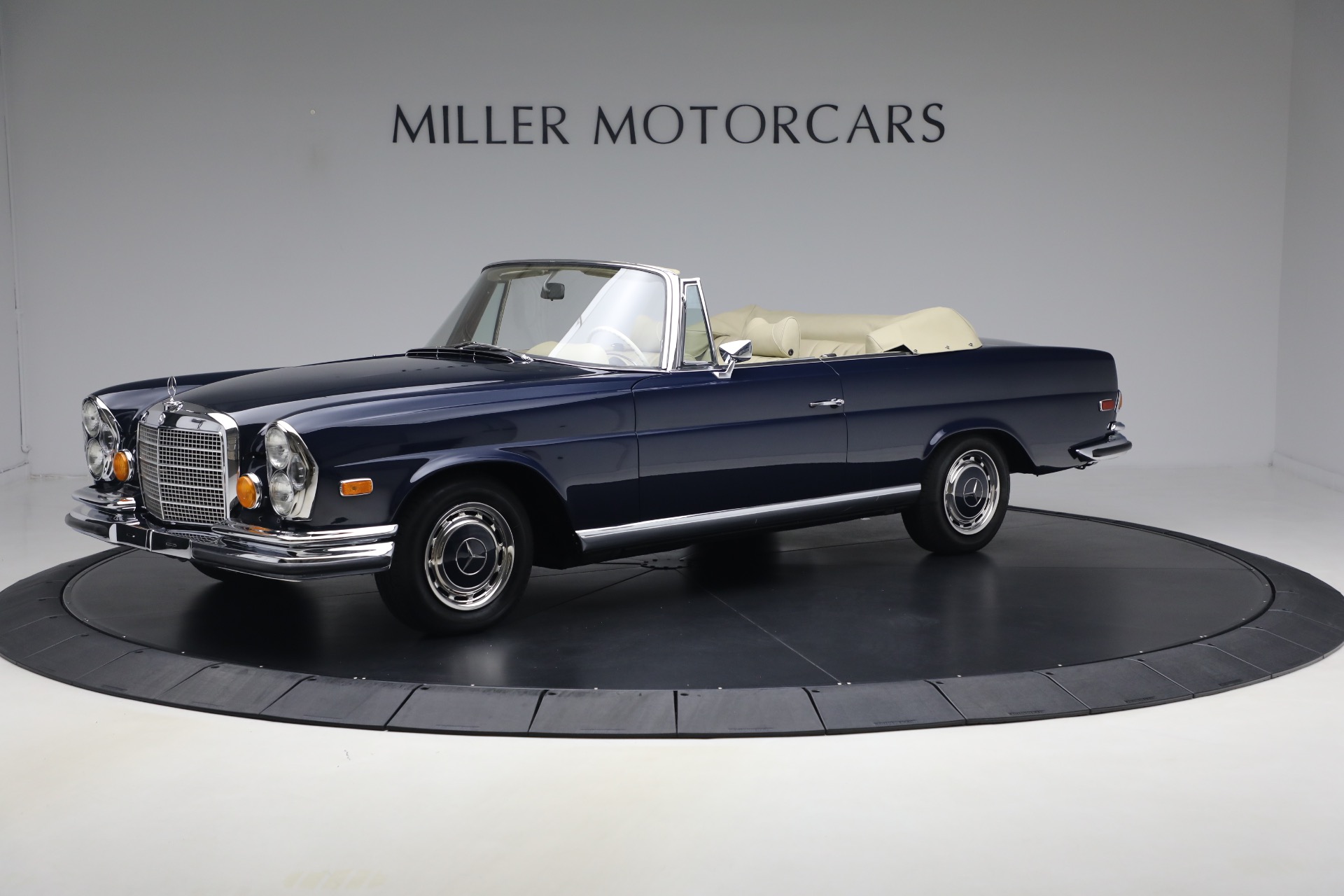 Used 1971 Mercedes-Benz 280SE 3.5 Cabriolet for sale $475,000 at Alfa Romeo of Greenwich in Greenwich CT 06830 1